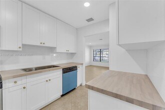 5208 NE 5th Ave in Fort Lauderdale, FL - Foto de edificio - Building Photo