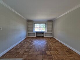 1602 W Abingdon Dr, Unit 201 in Alexandria, VA - Building Photo