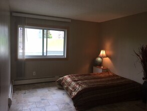12826 Nicollet Ave, Unit Nicollet Avenue Condo in Burnsville, MN - Foto de edificio - Building Photo