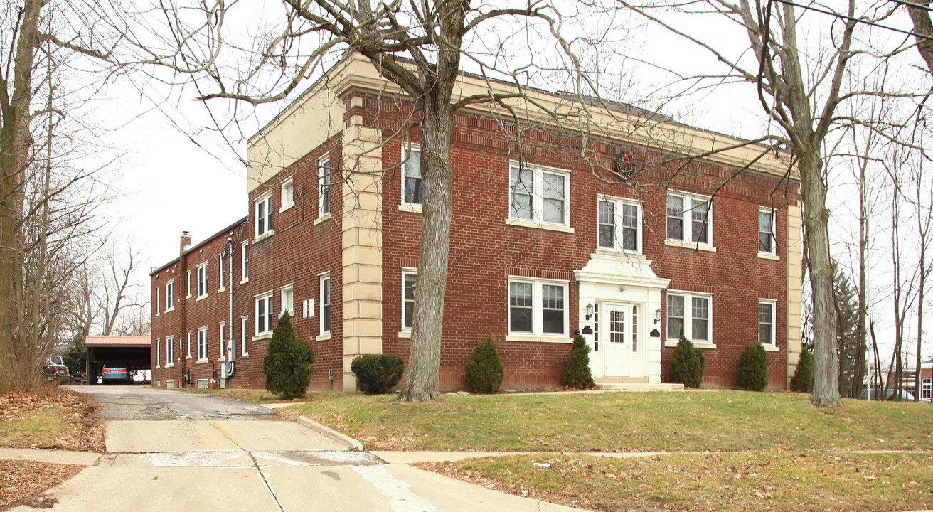 121 Center Rd in Bedford, OH - Foto de edificio