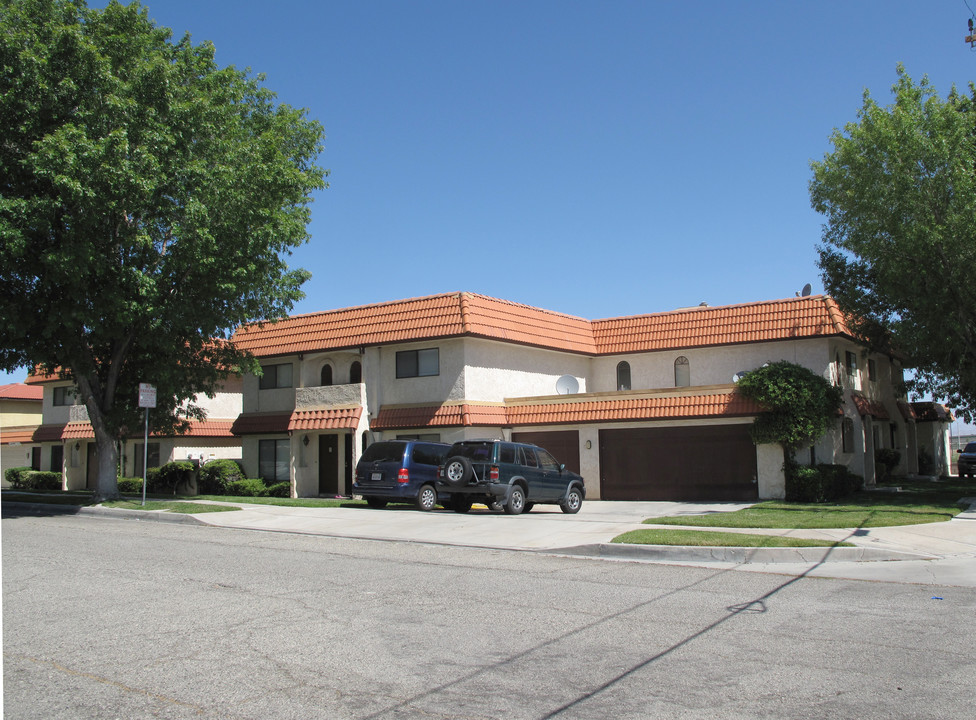 1711 W Avenue J15 in Lancaster, CA - Building Photo