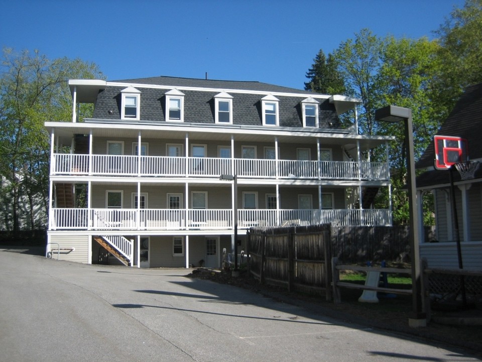 8 Celtic Street in Concord, NH - Foto de edificio