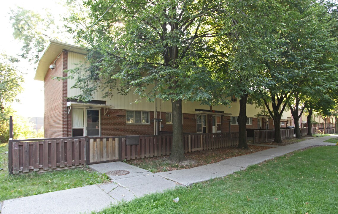 18-28 Pengarth Ct in Toronto, ON - Building Photo