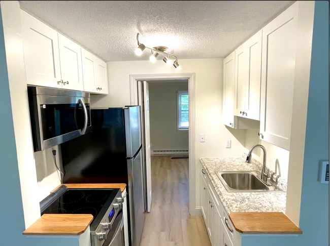 93 Henry Law Ave, Unit Cricket Brook in Dover, NH - Building Photo - Building Photo