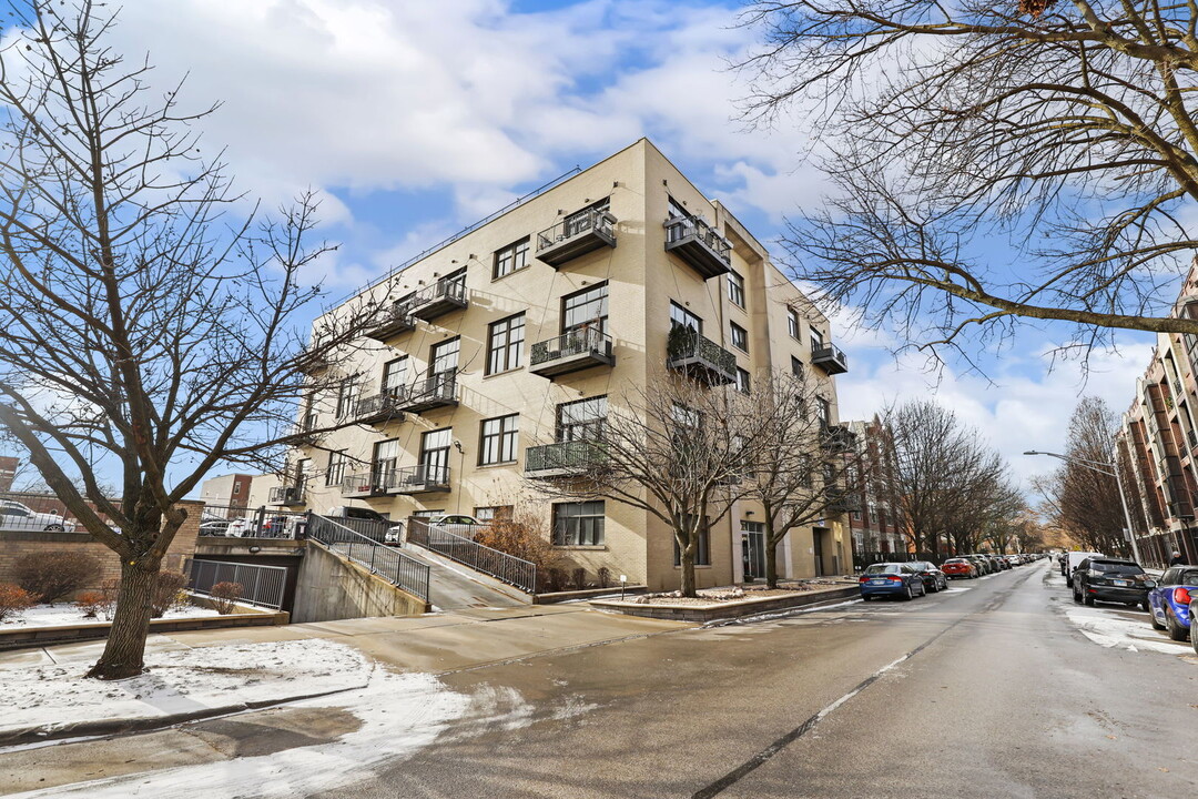 2101 W Rice St in Chicago, IL - Building Photo