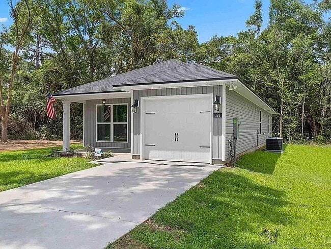 8418 Cherry Ave in Pensacola, FL - Foto de edificio - Building Photo