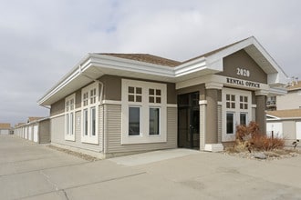 Cottonwood Apartment Homes in Bismarck, ND - Building Photo - Building Photo