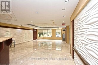 135 Hillcrest Ave in Mississauga, ON - Building Photo - Building Photo