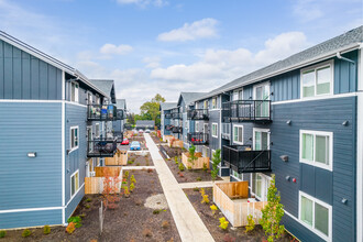 Claxter Crossing Apartments in Salem, OR - Building Photo - Building Photo