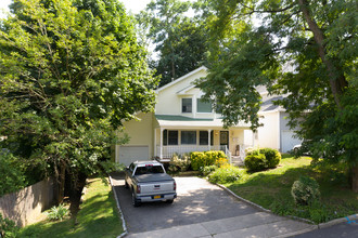 14 Hillcrest St in Huntington, NY - Foto de edificio - Building Photo