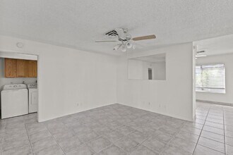 7055 Sylvan Oak Dr in Las Vegas, NV - Building Photo - Building Photo