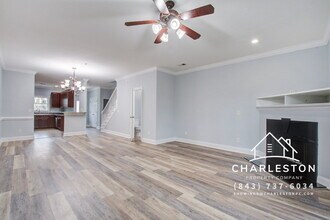 4902 Lake Palmetto Ln in North Charleston, SC - Foto de edificio - Building Photo