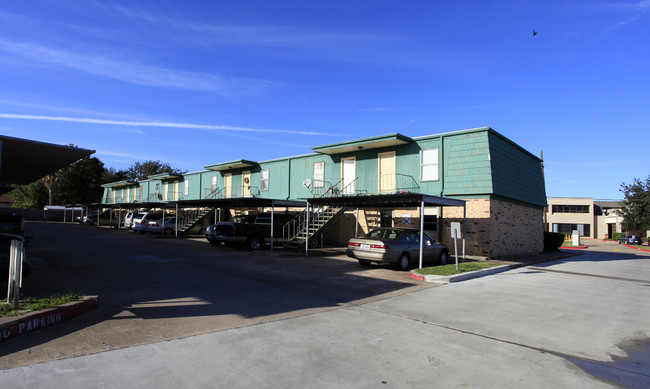 Hillcrest Apartments in Nederland, TX - Building Photo - Building Photo