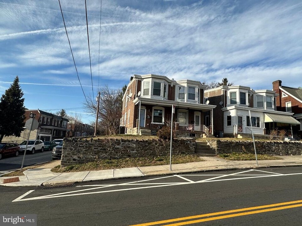 484 Shurs Ln in Philadelphia, PA - Building Photo
