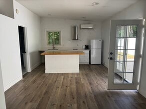 5646 Woodman Ave in Van Nuys, CA - Building Photo - Building Photo