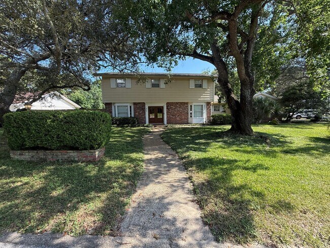 905 Poinciana Dr in Gulf Breeze, FL - Building Photo - Building Photo
