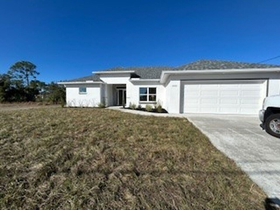 3342 NE 13th Pl in Cape Coral, FL - Building Photo