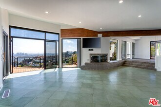 8424 Grand View Dr in Los Angeles, CA - Building Photo - Building Photo