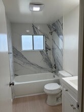 1701 Carver Ct, Unit 2 in Modesto, CA - Foto de edificio - Building Photo