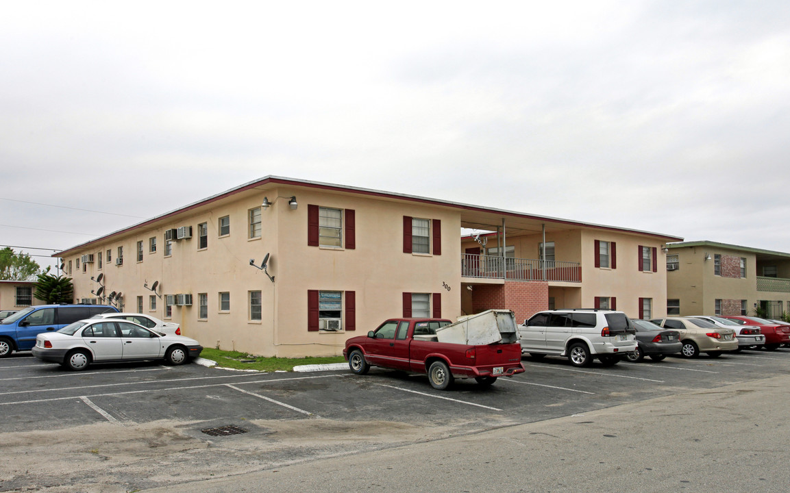 300 NE 1st St in Belle Glade, FL - Foto de edificio