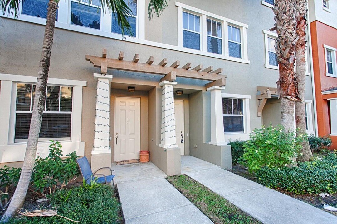 433 Amador Ln in West Palm Beach, FL - Building Photo