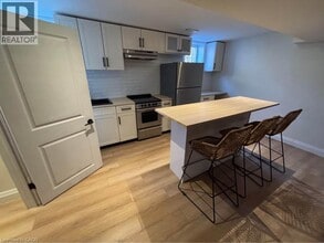 4 Bankfield Cres in Stoney Creek, ON - Building Photo - Building Photo