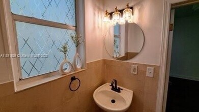 1027 Euclid Ave in Miami Beach, FL - Building Photo - Building Photo