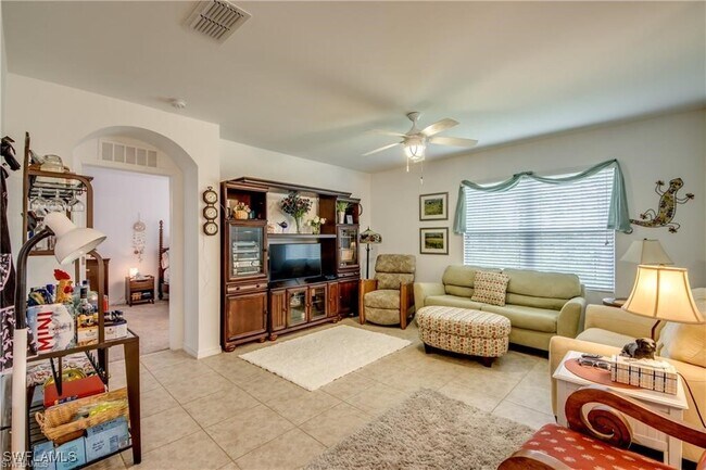 2301 SW 38th Terrace in Cape Coral, FL - Foto de edificio - Building Photo