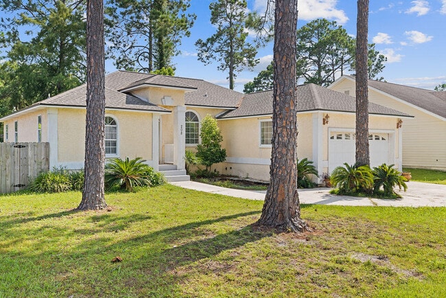208 Palm Cir