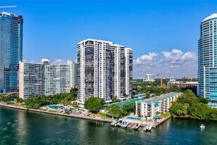2333 Brickell Ave in Miami, FL - Building Photo