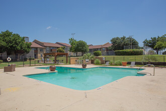 Grand Riviera in Irving, TX - Building Photo - Building Photo