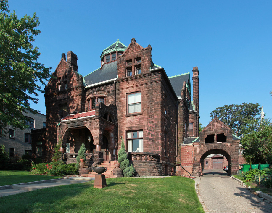 1818 Lasalle Ave in Minneapolis, MN - Building Photo