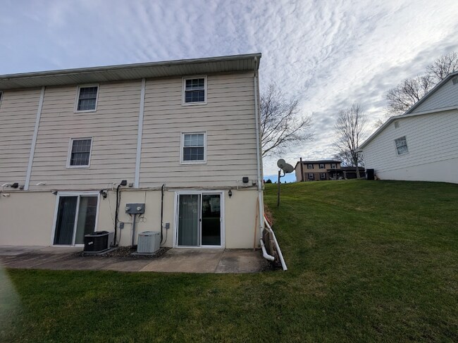 628 Peachview Ln in Duncansville, PA - Building Photo - Building Photo