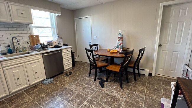 158 Holland St, Unit 1 in Somerville, MA - Foto de edificio - Building Photo