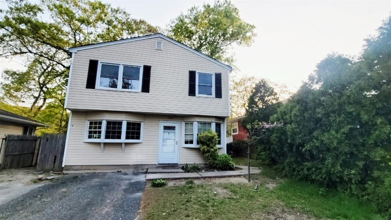 8 Zenith Rd in Rocky Point, NY - Building Photo