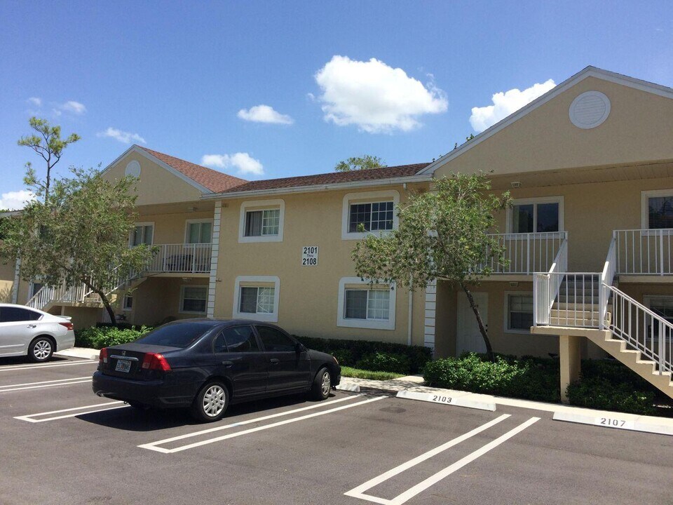 2107 Palm Beach Trace Dr in Royal Palm Beach, FL - Building Photo
