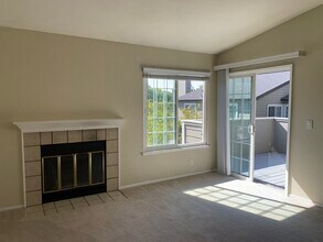 515 Canyon Oaks Dr, Unit E in Oakland, CA - Foto de edificio - Building Photo