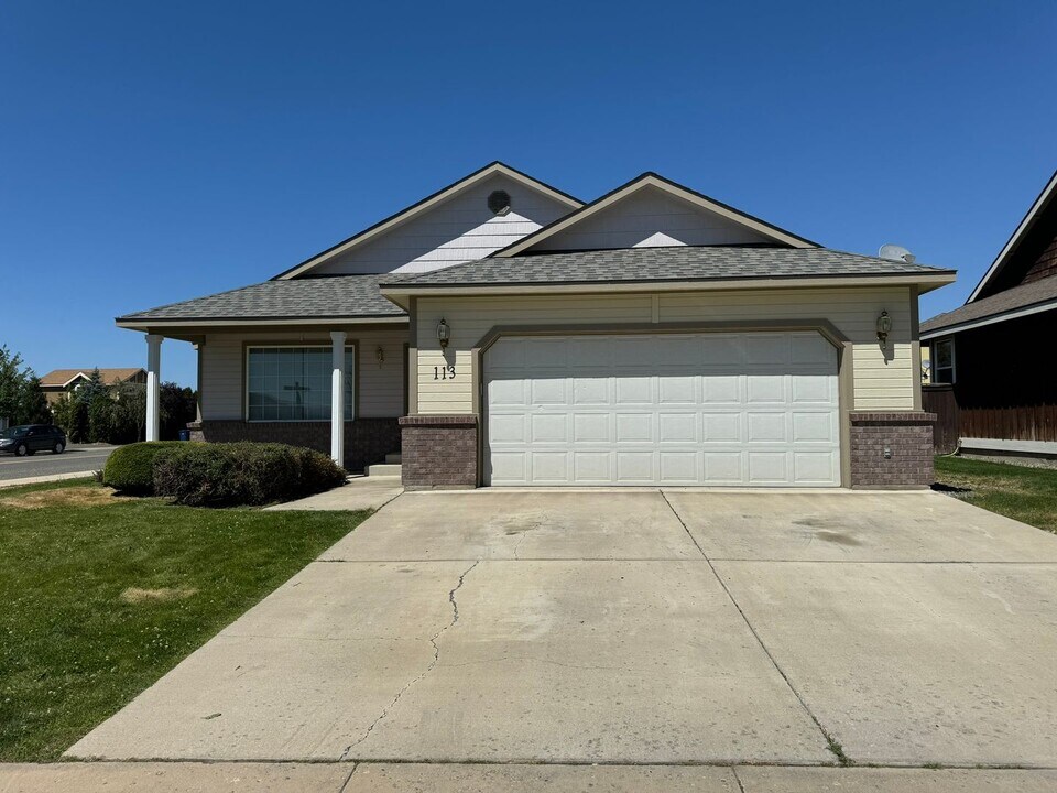 113 W Greenfield Ave in Ellensburg, WA - Building Photo