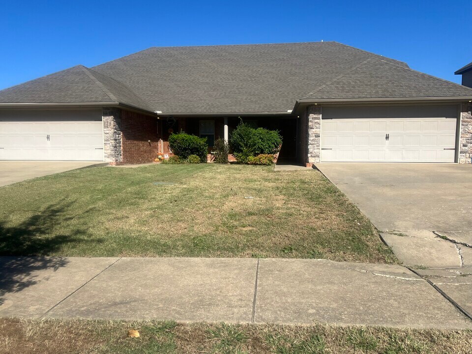 3106 SW Deerfield Blvd in Bentonville, AR - Building Photo