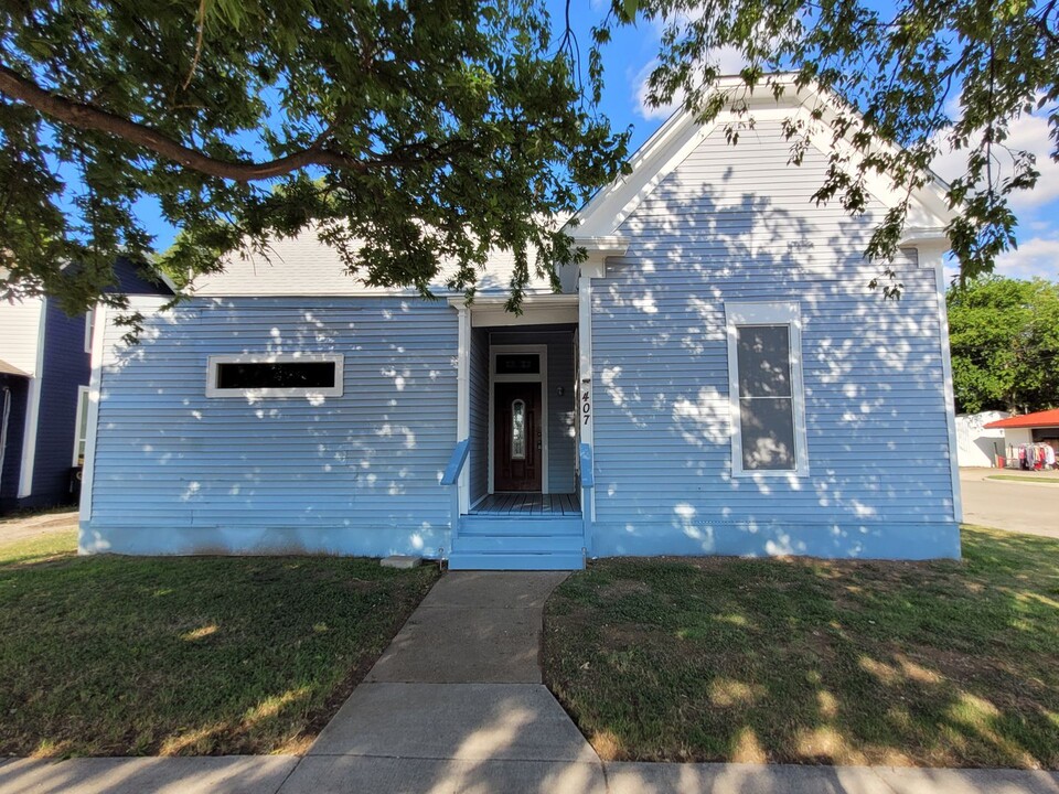 407 S Caddo St in Cleburne, TX - Building Photo