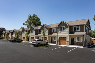 Cherry Park Luxury Townhomes in Troutdale, OR - Building Photo - Building Photo