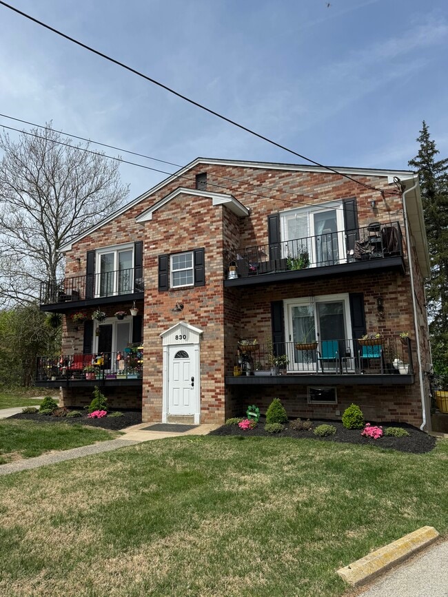 830 Garrett Ln, Unit 2B