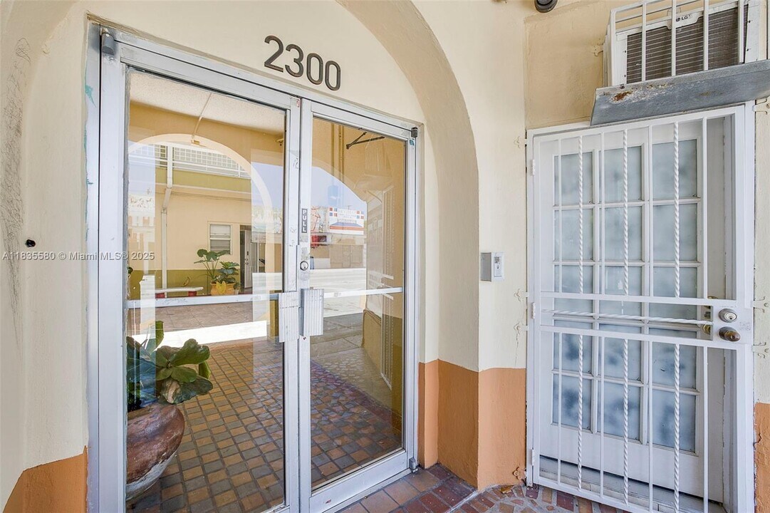 2300 W Flagler St in Miami, FL - Building Photo
