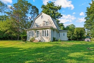 202 Lewis Rd in Northport, NY - Building Photo - Building Photo