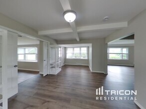 220 W 102nd St in Minneapolis, MN - Building Photo - Building Photo