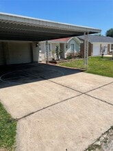 614 Meadowglen Dr in Baytown, TX - Building Photo - Building Photo