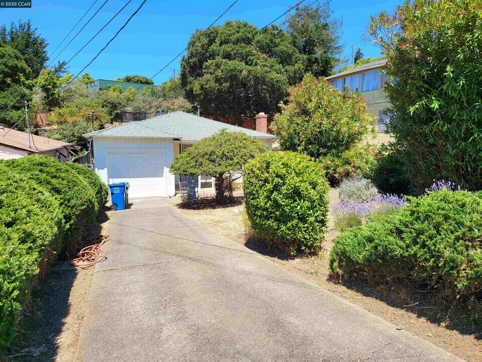 7351 Hotchkiss Ave in El Cerrito, CA - Foto de edificio