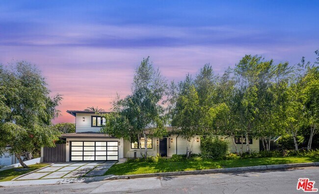 12120 Travis St in Los Angeles, CA - Building Photo - Building Photo