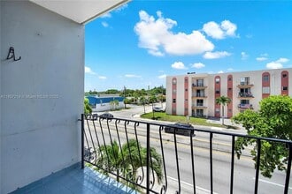 6825 W Flagler St, Unit 303 in Miami, FL - Building Photo - Building Photo