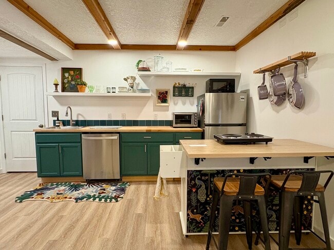 1910 NW 108th Ave, Unit Forest retreat in Portland, OR - Foto de edificio - Building Photo